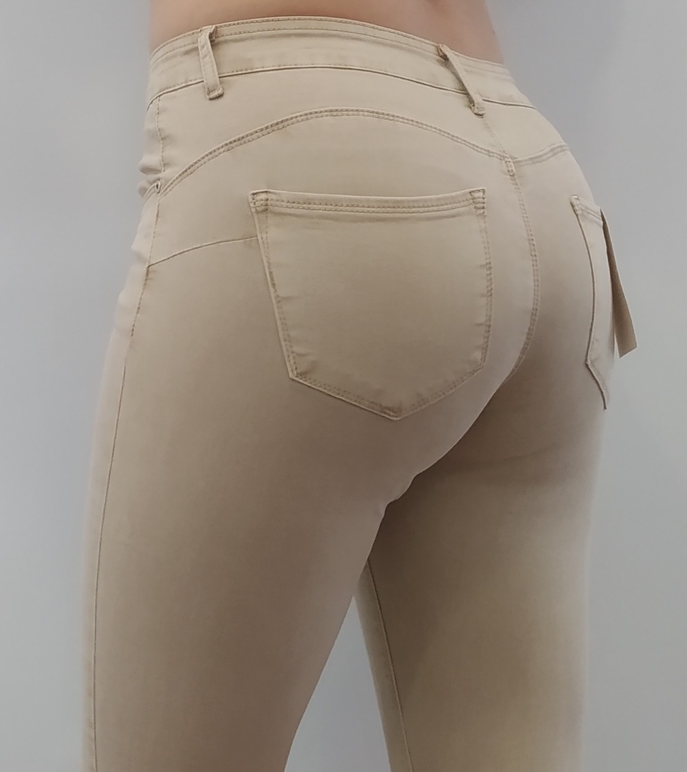 Pantalón beig reactivo push - VisteMe