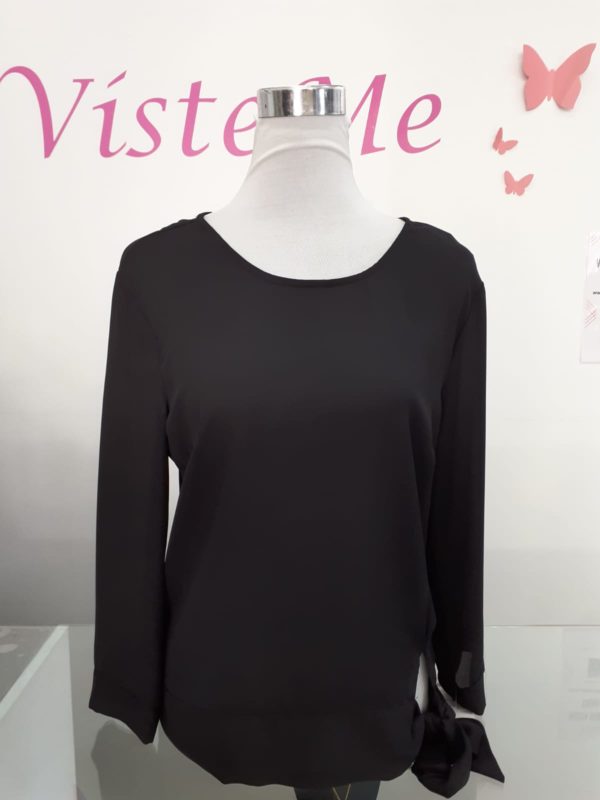 Blusa negra con nudo