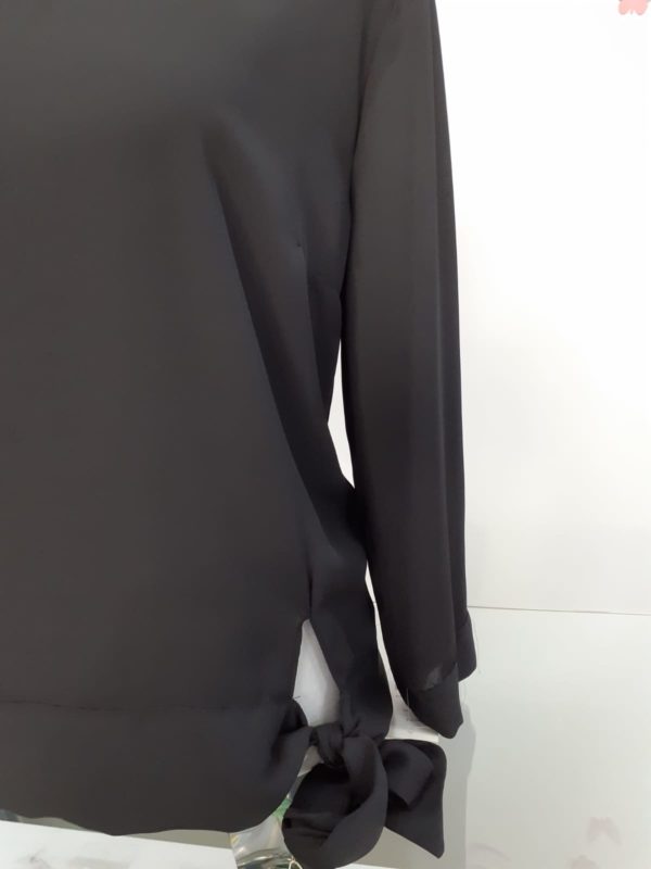 Blusa negra con nudo - Imagen 2