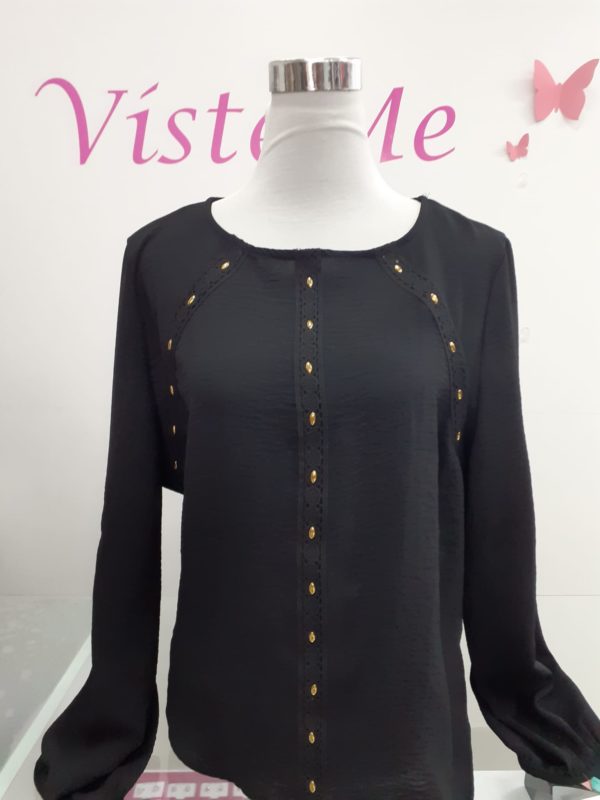 Blusa negra tachuelas