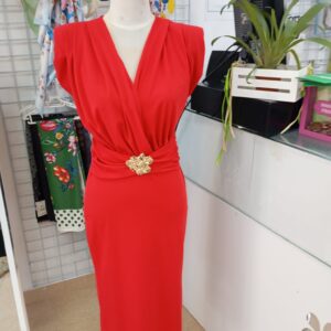 Vestido rojo broche